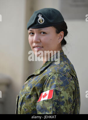 Kapitän Megan Couto des 2. Bataillons, Prinzessin Patricias Canadian Light Infantry (PPCLI), schreibt Geschichte, als sie die erste Frau, Königinnenwache Wellington Barracks, London Befehl wird. Stockfoto