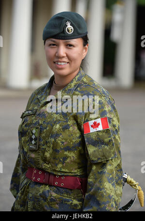 Kapitän Megan Couto des 2. Bataillons, Prinzessin Patricias Canadian Light Infantry (PPCLI), schreibt Geschichte, als sie die erste Frau, Königinnenwache Wellington Barracks, London Befehl wird. Stockfoto