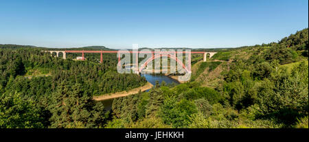 Viadukt von Garabit entworfen und gebaut von Gustave Eiffel. Cantal. Auvergne. Frankreich Stockfoto