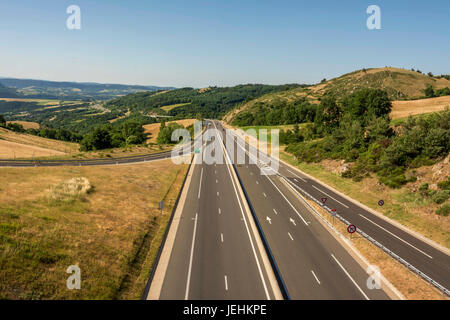 A75 Autobahn in der Nähe von Marvejols Dorf. Lozere. Occitanie. Frankreich. Europa Stockfoto