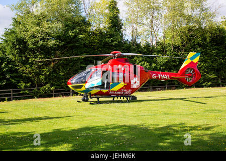 Die Thames Valley Air Ambulance landet in einem Oxfordshire-Feld vor dem Transport einen Schwerkranken Unfall ins Krankenhaus. Stockfoto