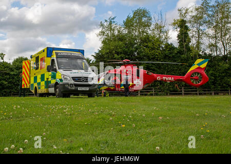 Die Thames Valley Air Ambulance landet in einem Oxfordshire-Feld vor dem Transport einen Schwerkranken Unfall ins Krankenhaus. Stockfoto