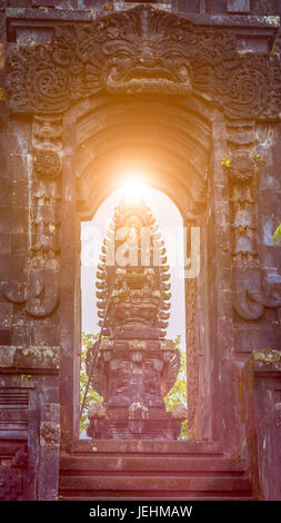 Tor im Tempel Pura Besakih-Tempel mit hinduistischen Altar im Sonnenlicht flackert Stockfoto
