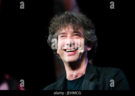 Neil Gaiman, Autor von Kurzgeschichten, Romane, Comics, Graphic Novels, Audio-Theater und Filme, erscheinen auf der 2017 Hay Festival of Literature and the Arts Hay on Wye, Wales UK Stockfoto