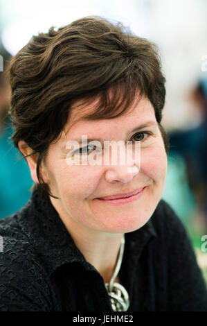 Kate Raworth, Ökonom, dessen Forschung konzentriert sich auf die sozialen und ökologischen Herausforderungen des 21. Jahrhunderts. Sie ist Senior Visiting Research Associate Lehrtätigkeit an der Universität Oxford Environmental Change Institute und Senior Associate von the Cambridge Institute for Sustainability Leadership. Erscheinen auf dem 2017 Hay Festival der Literatur und Kunst, Hay on Wye, Wales UK Stockfoto