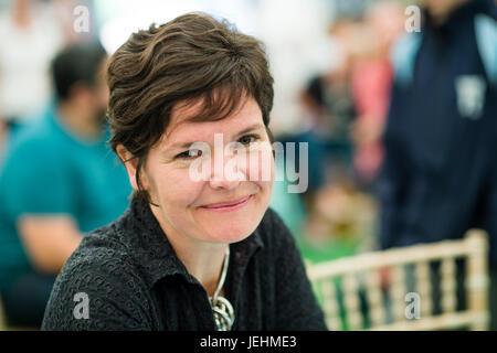 Kate Raworth, Ökonom, dessen Forschung konzentriert sich auf die sozialen und ökologischen Herausforderungen des 21. Jahrhunderts. Sie ist Senior Visiting Research Associate Lehrtätigkeit an der Universität Oxford Environmental Change Institute und Senior Associate von the Cambridge Institute for Sustainability Leadership. Erscheinen auf dem 2017 Hay Festival der Literatur und Kunst, Hay on Wye, Wales UK Stockfoto