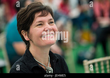 Kate Raworth, Ökonom, dessen Forschung konzentriert sich auf die sozialen und ökologischen Herausforderungen des 21. Jahrhunderts. Sie ist Senior Visiting Research Associate Lehrtätigkeit an der Universität Oxford Environmental Change Institute und Senior Associate von the Cambridge Institute for Sustainability Leadership. Erscheinen auf dem 2017 Hay Festival der Literatur und Kunst, Hay on Wye, Wales UK Stockfoto