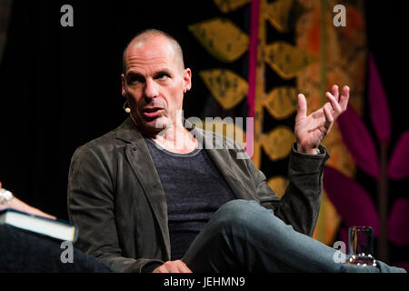 Yanis Varoufakis, griechische Ökonom, Wissenschaftler und Politiker, als der griechische Finanzminister von Januar bis Juli 2015, erscheinen in der 2017 Hay Festival für Literatur und Kunst, Hay on Wye, Wales UK Stockfoto