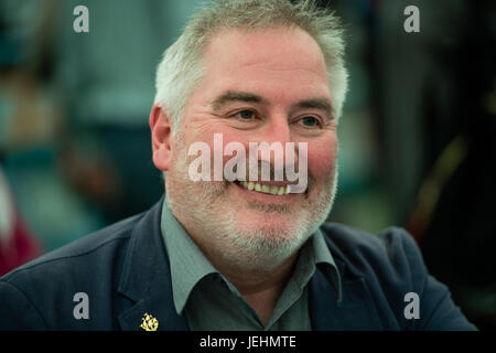 Chris Riddell, Schriftsteller und Illustrator, Karikaturist für die Beobachter Zeitung, UK Kinder Laureate (2015-17), bei der 2017 Hay Festival of Literature and the Arts Hay on Wye, Wales UK Stockfoto