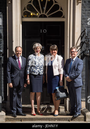 Premierminister Theresa May grüßt DUP Führer Arlene Foster, DUP stellvertretender Vorsitzender Nigel Dodds und DUP Wartungstafel Sir Jeffrey Donaldson außerhalb 10 Downing Street in London vor Gesprächen Fertigstellung eines Deal zur zu stützen, die Minderheit konservativen Regierung. Stockfoto