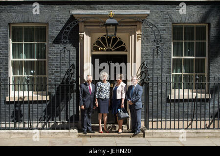 Premierminister Theresa May grüßt DUP Führer Arlene Foster, DUP stellvertretender Vorsitzender Nigel Dodds und DUP Wartungstafel Sir Jeffrey Donaldson außerhalb 10 Downing Street in London vor Gesprächen Fertigstellung eines Deal zur zu stützen, die Minderheit konservativen Regierung. Stockfoto