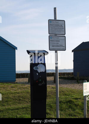 Parkplatz-Fahrkartenautomat am Calshot Strand, Southampton, Hampshire, England, UK Stockfoto
