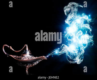 Aladdin Lampe auf schwarzem Hintergrund Stockfoto