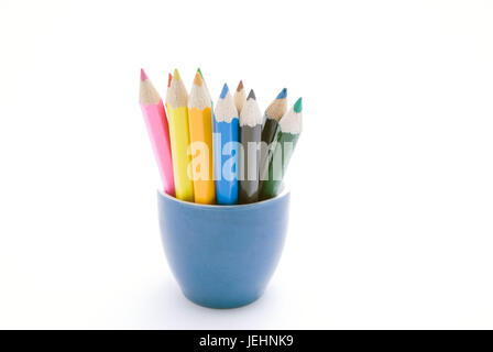 Festlegen von Farbstiften in einem blauen keramischen Behälter vor einem weißen Hintergrund.  Bleistift Farben: Rosa; rot; gelb; Grün; Orange/Ocker; hellblau; Stockfoto