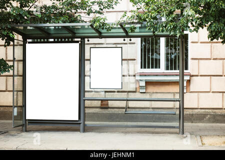 Leere weiße Mock up von Bushaltestelle vertikale Anschlagtafel vor leeren Straße Hintergrund Stockfoto