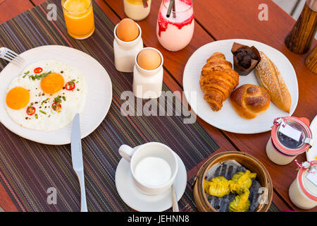 Frühstück Tisch set-up. Stockfoto