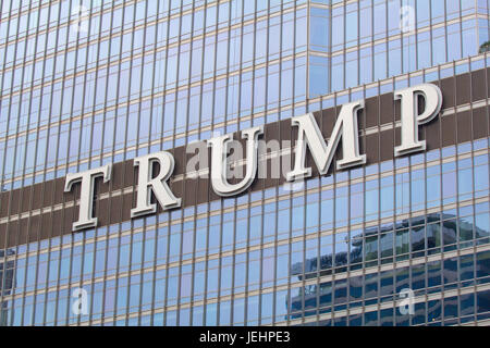 Chicago, IL, USA - 23. September 2016: Fassade des Trump Tower in der Innenstadt von Chicago Stockfoto