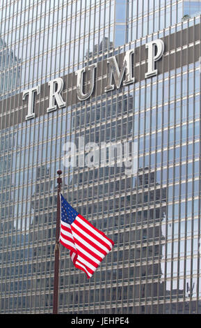 Chicago, IL, USA - 23. September 2016: Fassade des Trump Tower in der Innenstadt von Chicago Stockfoto