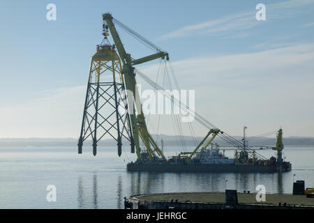 Eine Scherung Bein schwimmenden Krans Kahn transportiert eine Turbine-Plattform für die Wikinger Offshore-Windpark in der Ostsee. Stockfoto