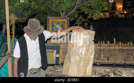 Holzschnitzer tut eine Skulptur von Miguel de Cervantes, während des Cervantino-Marktes in Alcalá De Henares. Der größte mittelalterliche Markt Europas Stockfoto