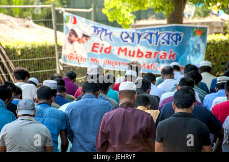 Rom, Italien. 25. Juni 2017. Beten für Eid al-Fitr, die "schnell-Urlaub des Fastens" nach dem Ramadan in Vittorio Platz, der multi-ethnischen Nachbarschaft der Hauptstadt. Bildnachweis: Patrizia Cortellessa/Pacific Press/Alamy Live-Nachrichten Stockfoto