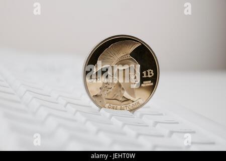 Digitale Währung physische gold Titan Bitcoin auf weißen Computertastatur. Stockfoto