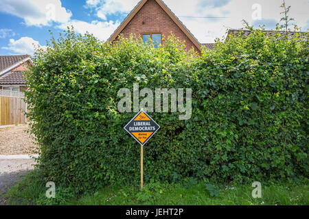 Plakat für die Liberaldemokraten für die Wahl Juni 2017. In dem Dorf Hoxne, Suffolk. Stockfoto