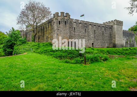 Cardiff, Wales - 20. Mai 2017: Ansicht von Cardiff Castle vom Bute Park mit walisische Flagge hoch. Stockfoto