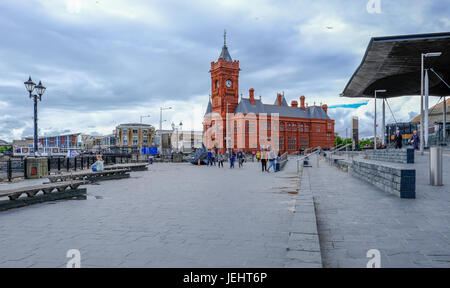 Bucht von Cardiff, Cardiff, Wales - 20. Mai 2017: Sinedd, Gebäude der Nationalversammlung und Pierhead Builidng.  Breiten Gehweg mit Menschen zeigt. Stockfoto