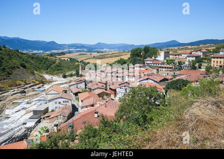 Blick auf das Dorf und die alten Salinen bei Salinas de Anane im Baskenland Nordspanien Stockfoto