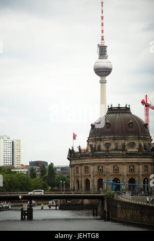 Bode Museum entlang der Spree mit dem Fernsehturm (Fernsehturm) im Hintergrund in 2017, Berlin, Deutschland Stockfoto