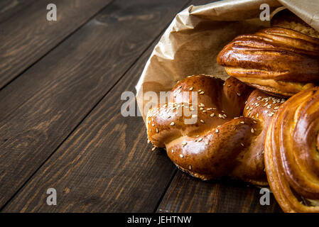 Sortiment von Backwaren auf alten Holztisch. Stockfoto