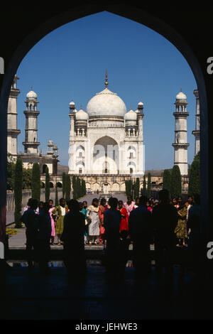 Indien, Maharashtra, Aurangabad, Bibi-ka-Maqbara der arme Mann s Taj Mahal. Gebauten 1679 als Mausoleum für Aurangzeb Frau Rabia-Ud-Daurani, Exterieur und Silhouette Besucher in Bogen eingerahmt. Stockfoto