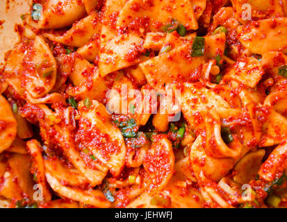 Hause aus Rettich Kimchi zu machen. Stockfoto