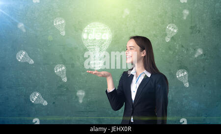 Frau mit malte gleißenden Licht mit Business-Wörter und Begriffe auf die offene Handfläche, gezeichneten Hintergrund. Konzept. Stockfoto