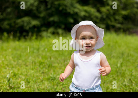 Niedlichen Kleinkind Mädchen laufen Babysteps in der Natur Stockfoto