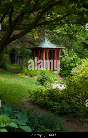 Chinesische Pagode in Sedgwick Gärten. Langer Hügel Anwesen in Beverly, Massachusetts. Stockfoto