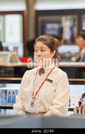SEOUL-OKT. 24, 2015. Verkäuferin in der Tax-free-Parfümerie am Incheon International Airport. Mit 90 duty free-Shops ist es Shopping Paradies. In Wirklichkeit ist es ein Stockfoto