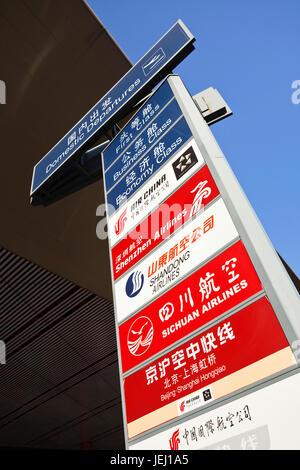 PEKING–DEZ. 9. Schild mit Airline-Logos am Flughafen Beijing Capital. Es wurde der verkehrsreichste Flughafen in Asien in Bezug auf den Passagierverkehr. Stockfoto