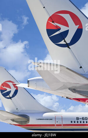 PEKING-AUG. 21, 2007. Eastern Airlines Flugzeuge gegen blauen Himmel. Große chinesische Fluggesellschaft, die internationale, nationale und regionale Flüge anbietet. Stockfoto