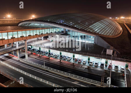 Blick auf den beleuchteten Bahnhof am Beijing Capital International Airport, Terminal 3, bei Nacht. Stockfoto