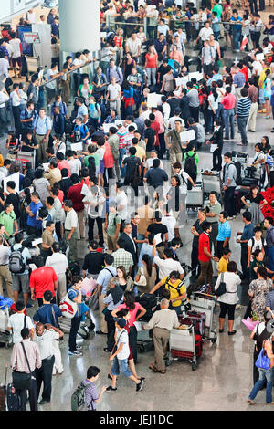 PEKING–AUG. 30, 2010. Menschenmenge in der Ankunftshalle am Beijing Capital International Airport, Terminal 3. Stockfoto