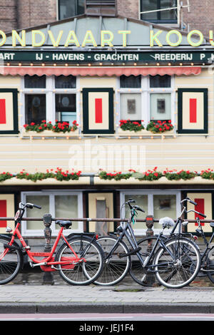 AMSTERDAM, 26. AUGUST 2014. Geparkte Fahrräder auf einem Geländer im historischen Amsterdamer Grachtengürtel. Behörden sagen, dass es über 600.000 Fahrräder in A'Dam gibt. Stockfoto