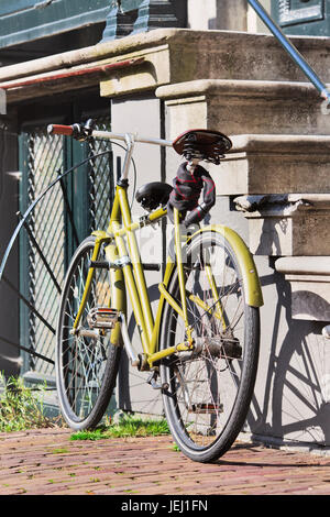 Fahrrad Parken gegen eine Treppe mit einem historischen Herrenhaus, Amsterdam, Niederlande Stockfoto