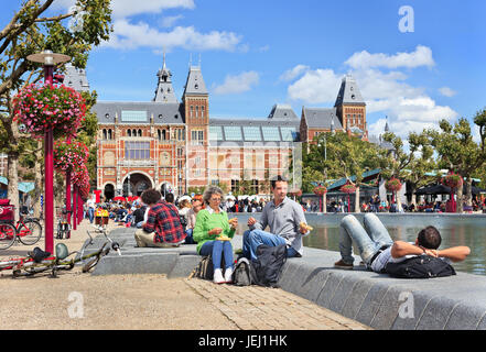 AMSTERDAM-AUG. 24, 2014. Die Menschen genießen einen Sommertag auf dem Museumsplatz. Mehrere berühmte Museen befinden sich rund um den sehr touristischen Platz. Stockfoto