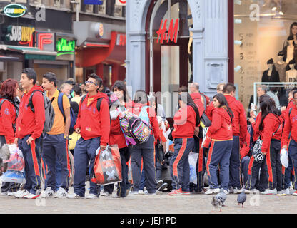 AMSTERDAM-AUG. 26, 2014. Banda Musica soles GDO-Mitglieder auf dem Amsterdamer Dam. Es ist der bekannteste Platz der Stadt und ein perfekter Ausgangspunkt. Stockfoto