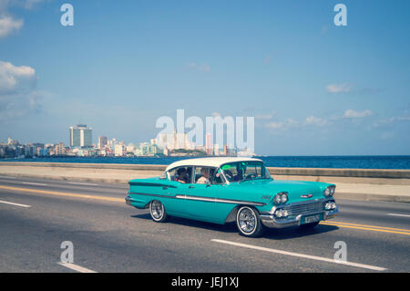 Havanna, Kuba - April 18: Blaue alte Oldtimer auf dem Malecon, der berühmten Strandpromenade am 18. April 2016i in Havanna Stockfoto
