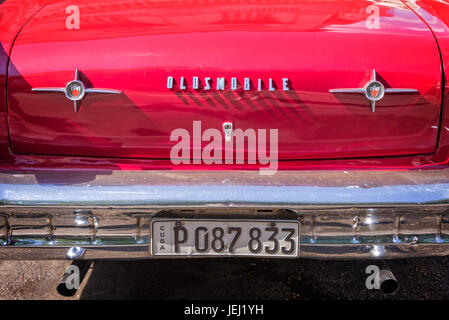 Havanna, Kuba - APRIL 18: Detail eines roten amerikanischen Oldsmobile Oldtimers, am 18. April 2016 in Havanna Stockfoto
