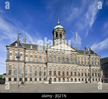 Der königliche Palast auf dem Dam in Amsterdam. Während des niederländischen Goldenen Zeitalters im siebzehnten Jahrhundert erbaut als Rathaus. Stockfoto