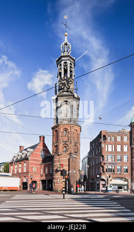 AMSTERDAM-AUG. 27, 2014. Der Munt Tower mit einem Zebraweg vor dem Hotel. Der Turm war ursprünglich Teil eines der Haupttore in der mittelalterlichen Stadtmauer. Stockfoto